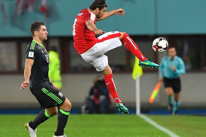 Aleksandar Dragovic: Note 3 Stark am Mann, aber weniger in der Spieleröffnung. Dem Wiener merkte man die fehlende Spielpraxis bei Leverkusen an. Wie zuletzt war der 25-Jährige nicht der gewohnte Abwehrchef.