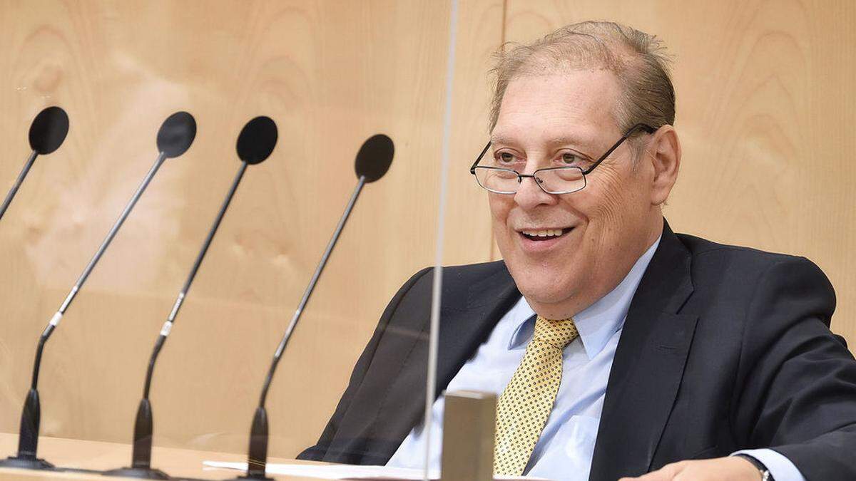 Wolfgang Beer am Rednerpult im Parlament.