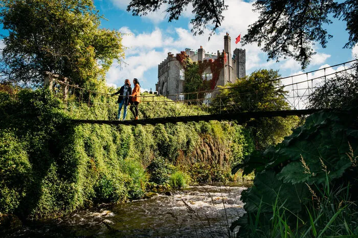 Birr Castle: Das Schloss ist seit 1620 in Familienbesitz und bei geführten Touren samt der Parkanlage für Besucher zugänglich. Sehenswert ist auch das 17 Meter lange Teleskop Leviathan aus dem Jahr 1845.