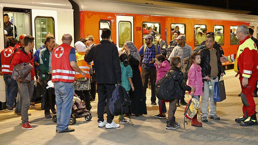 Zwischenstopp in Klagenfurt: Bis zu 3500 Flüchtlinge wurden täglich in den Kärntner Tranisitquartieren mit Essen und Kleidung versorgt