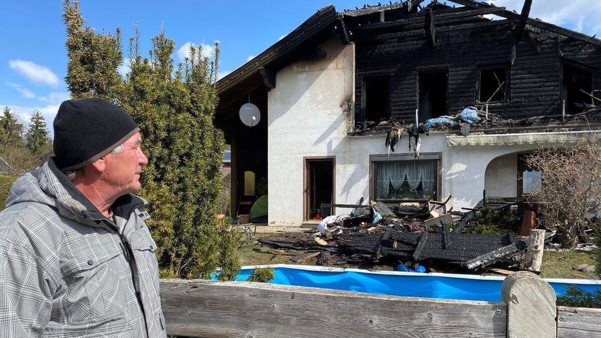 Michael Lußnig blickt auf sein ausgebrannte Haus