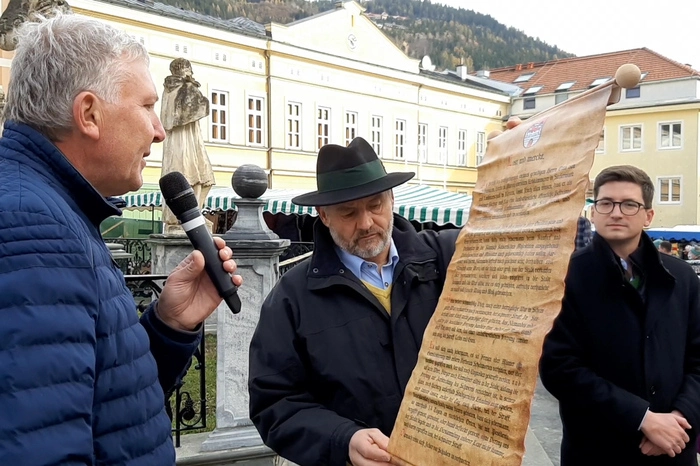 Wochen- und Jahrmärkte gibt es in Murau nachweislich seit 1298. Kaiser Friedrich III. aus dem Hause Habsburg erteilte in einer Urkunde den Murauer Bürgern das Recht, drei Jahrmärkte abzuhalten.