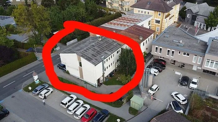 Die Gemeinde Velden kauft die Immobilie links ist damit im Besitz der gesamten Häuserreihe samt Parkplatz