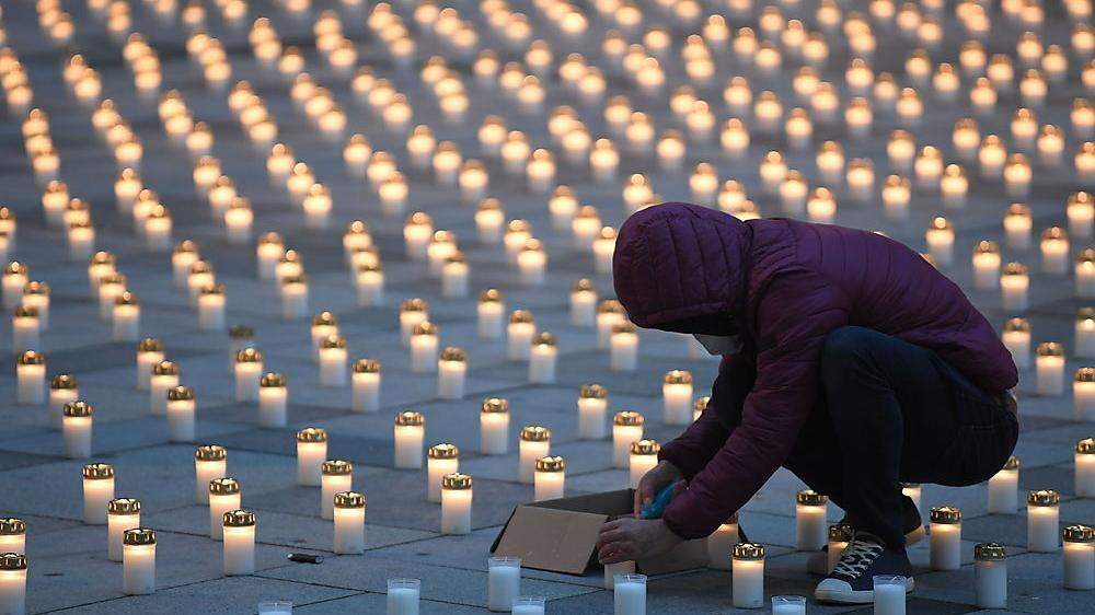Vor einem Jahr wurden zum Gedenken an die Corona-Toten vor dem Stephansdom Kerzen aufgestellt