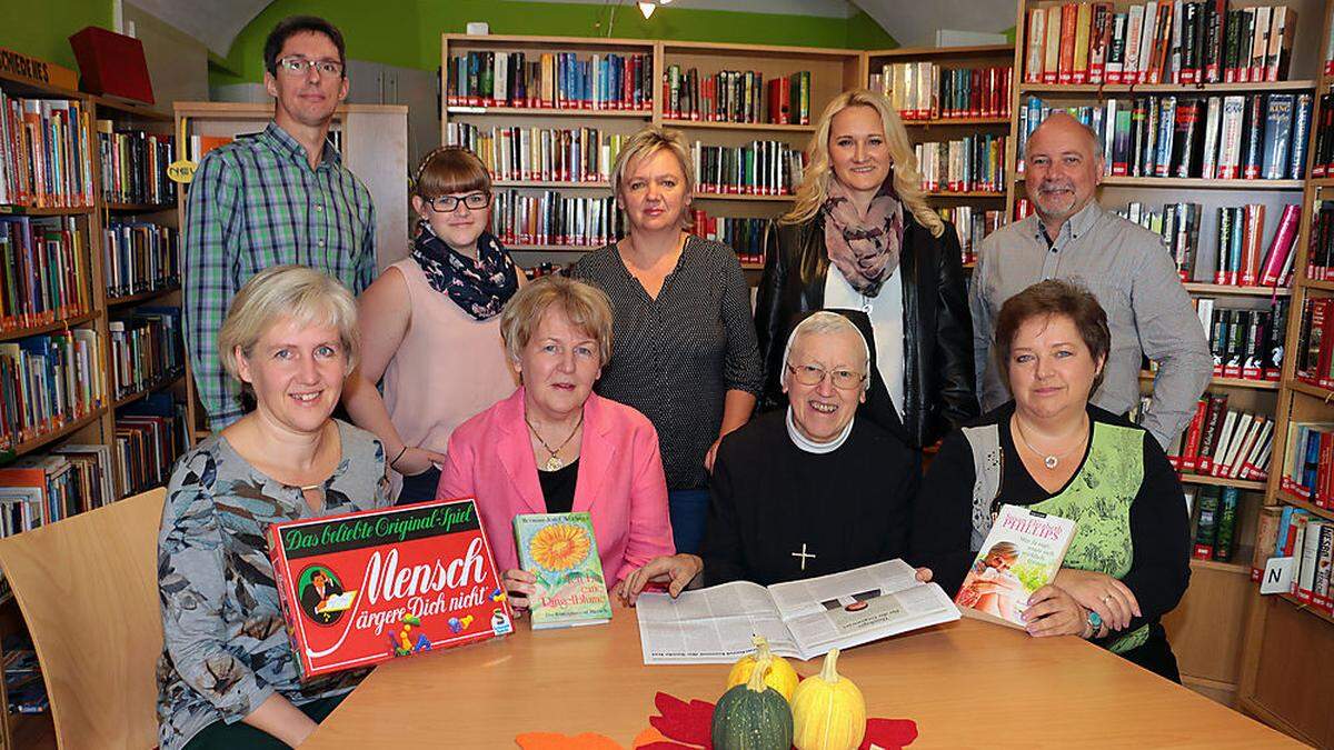 Bibliothek Kainach: Karin Langmann, Edith Jandl, Pfarrschwester Lima, Gertrud Gruber (sitzend); Reinhard Hiebler, Isabella Gruber, Maria Habernigg, Silke Neukam, Gottfried Gruber (stehend, von links) 	