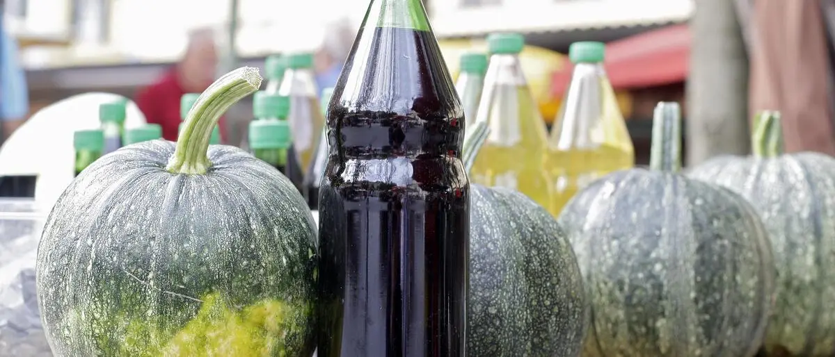 Ein Pensionist nahm eine Kernölflasche und bezahlte den Preis für Essig in einem Hofladen, weswegen ihm Diebstahl vorgeworfen wird (Sujetbild)