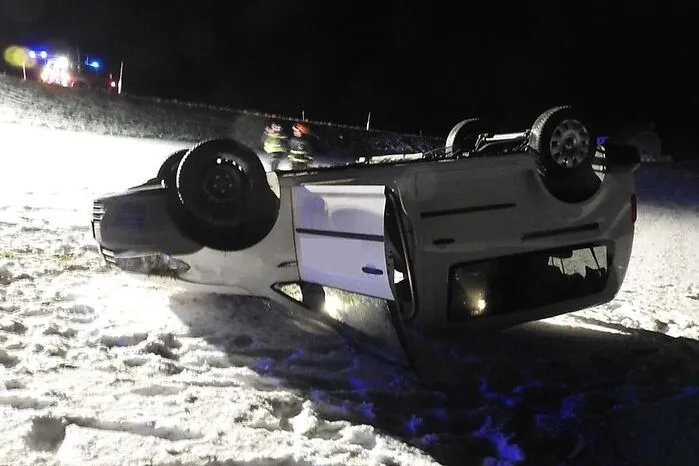 Leicht verletzt wurde ein junger Pkw-Lenker bei einem Unfall auf der Landesstraße L 448 in Pöllau. Sein Fahrzeug blieb auf dem Dach in einer Wiese liegen. Mehr dazu.  