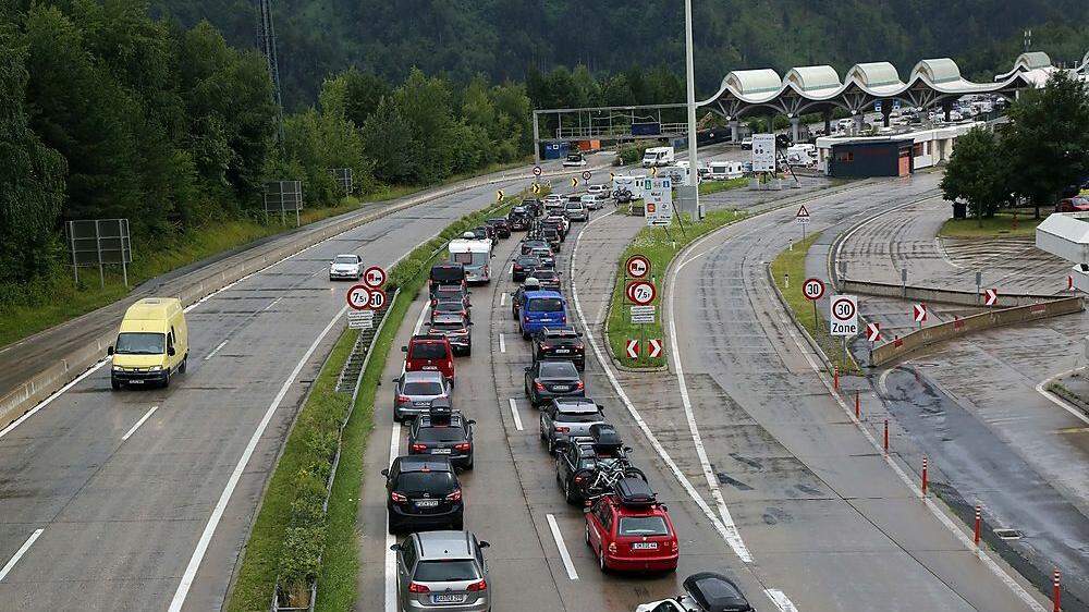 Am vergangenen Wochenende warteten Autofahrer bis zu sechs Stunden vor dem Karawankentunnel in Kärnten. Am kommenden Wochenende werden noch längere Staus erwartet