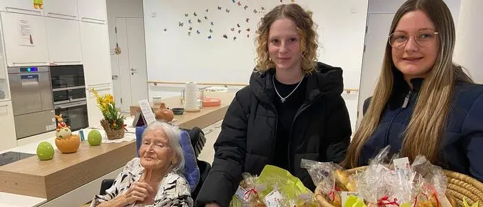 Nach einem Adventkranz erfreuten die Jugendlichen die Senioren jetzt mit Osterhasen aus Germteig