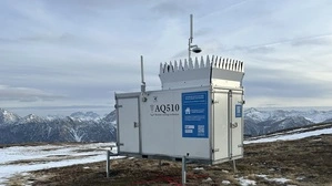 Ein auf der Comepedal-Hochalm stehendes, mobiles Windmessgerät