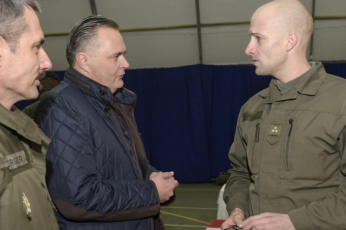 Der Minister plauderte locker mit den Soldaten.