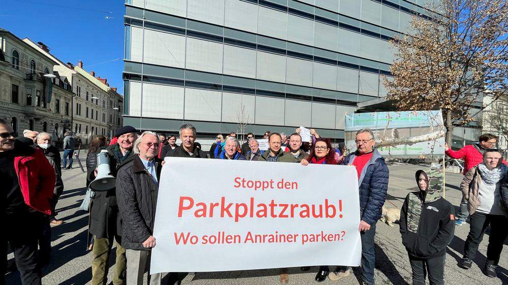 Mit einer Straßensperre protestierten die Anrainer der Zinzendorfgasse gegen deren Umbau zur Begegnungszone ohne Parkplätze