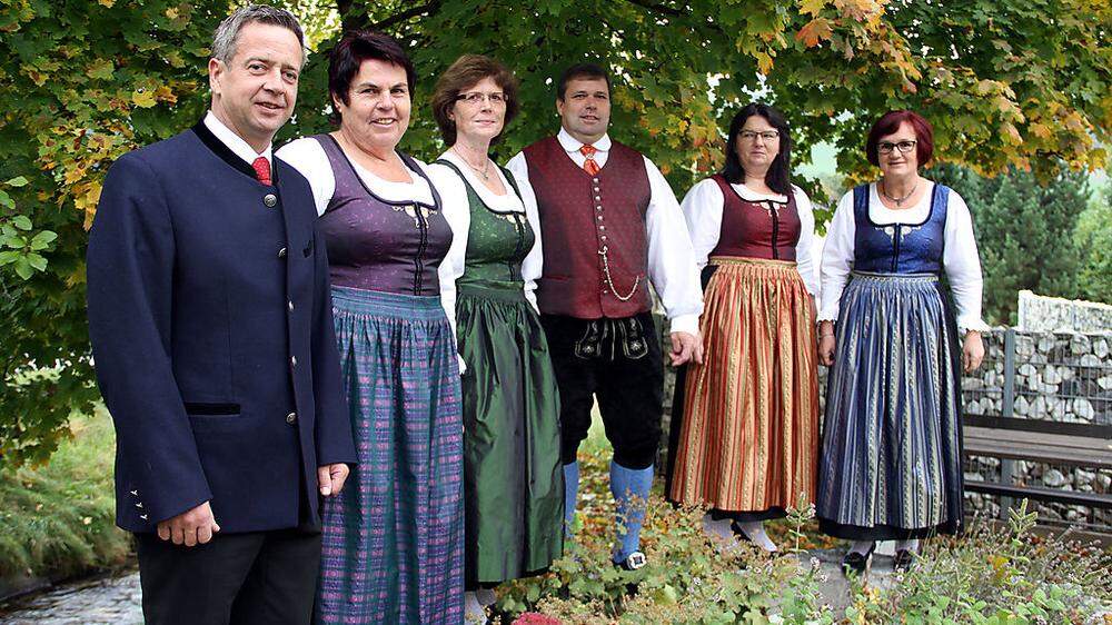 Auch der Reichenfelser Bürgermeister Manfred Führer (links) trägt mit Stolz die neue Tracht. Die Gemeinde hat die Trachtenfrauen bei der Anschaffung der Knöpfe finanziell unterstützt