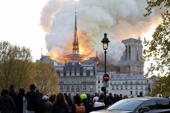 Kurz darauf standen bereits der Dachreiter und der Dachstuhl bereits in Flammen.