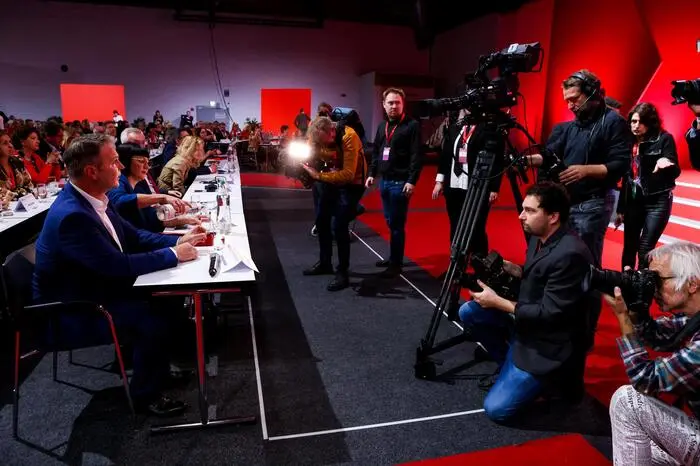 Im Sucher der Kameras, der neue Parteichef