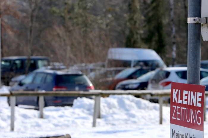 Und so sah man bereits um neun Uhr zahlreiche Fahrzeuglenker mit Autokennzeichen aus anderen Bezirken, die beim Strandbad-Parkplatz den Blinker betätigten. 