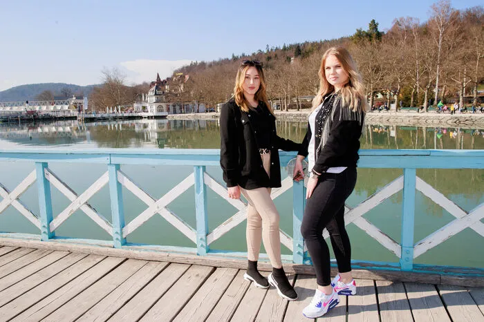 Andreea Irimia und Emanuela Creta bei der Schiffs Anlegestelle.