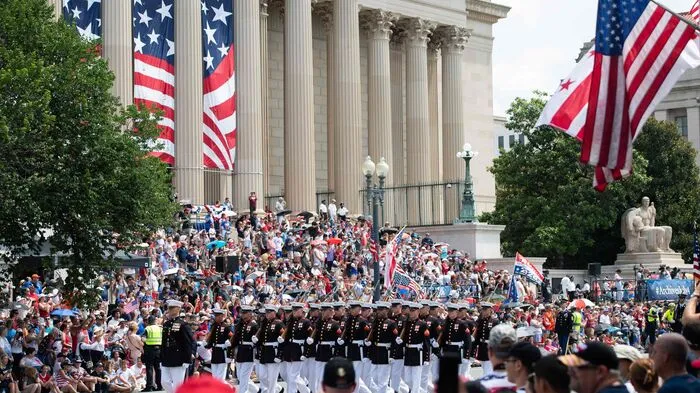 Vor dem Lincoln Memorial, wo Trump spricht, wurden Panzer aufgestellt und riesige Bildschirme installiert. 