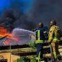 Löscharbeiten ukrainischer Feuerwehrleute bei Kherson