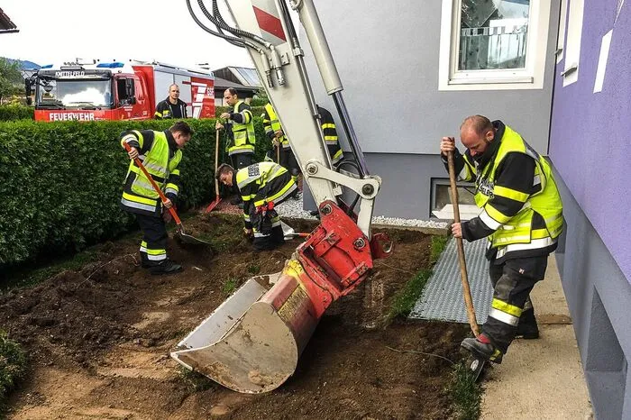 Feuerwehrleute aus Spielberg und Knittelfeld hatten alle Hände voll zu tun, das Erdreich abzutragen