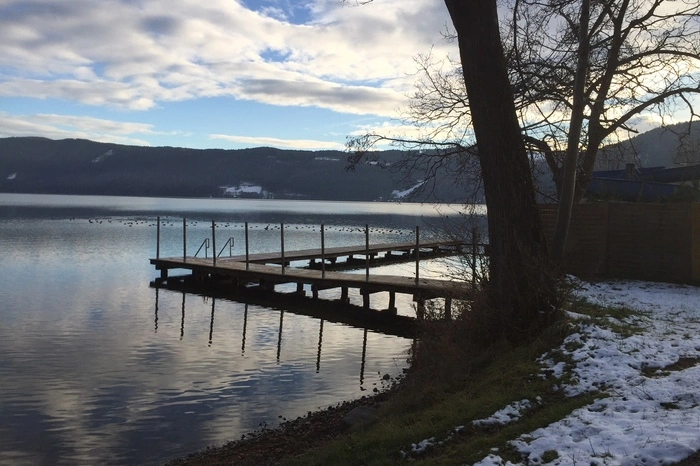 Strandbad Pesenthein mit Blick auf das Südufer in Richtung Seeboden