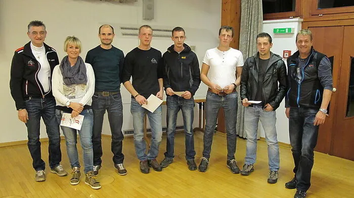 Gebietskampfrichter Herbert Obererlacher mit den neuen Kampfrichtern: Ebner, Mutschlechner, Rainer, Presslaber, Resinger, Trost und Landeskampfrichter Peter Zenz (von links)