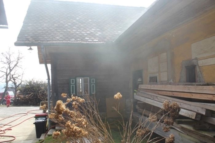 Die Feuerwehren Bad Gams und Stainz konnten den Brand rasch unter Kontrolle bringen und einen Ausdehnung auf weitere Gebäudeteile verhindern.