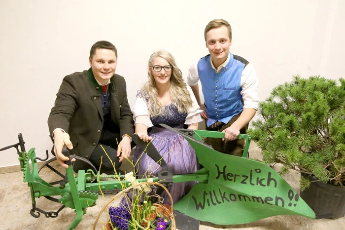 Die örtliche Landjugend (Maximilian Reibnegger, Verena Kircher) und der Bauernbund von Eberstein (Raphael Pliemitscher) - am Foto von rechts nach links -  hatten zum Görtschitztaler Bauernball geladen.