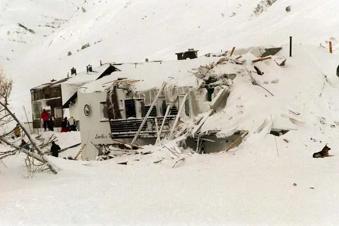 Ein von den Schneemassen zerstörtes Haus