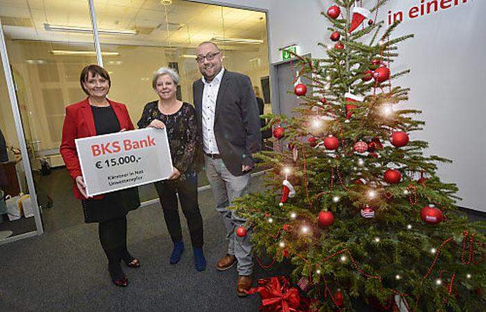 Herta Stockbauer (Vorstandsvorsitzende der BKS Bank) übergibt 15.000 Euro für die Opfer der Unwetter in Kärnten an Susanne Koschier und Albert Lesjak