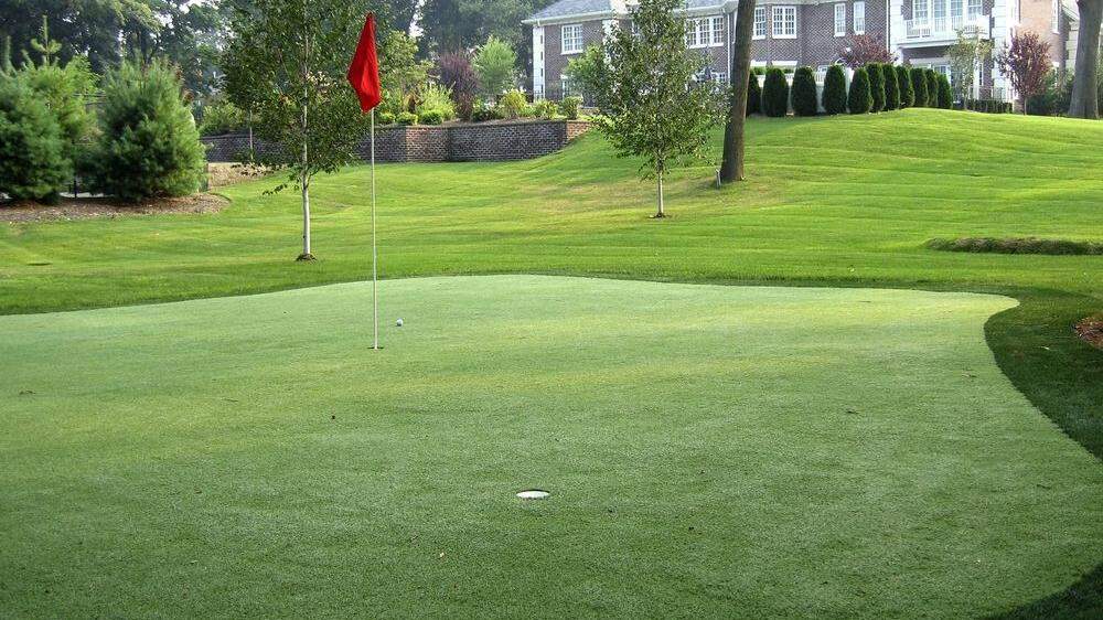 Auch auf Golfplätzen kann Kunstrasen verbaut werden ...