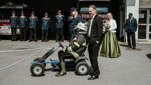 Die Freiwillige Feuerwehr Keutschach überraschte das Brautpaar nach der standesamtlichen Trauung mit einer unvergesslichen Maut