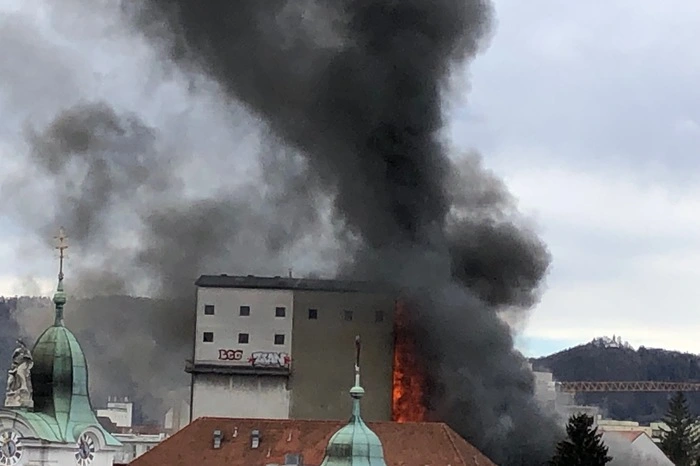 In der Brandmeldezentrale der Feuerwehr läutete es ab 14.14 Uhr permanent.