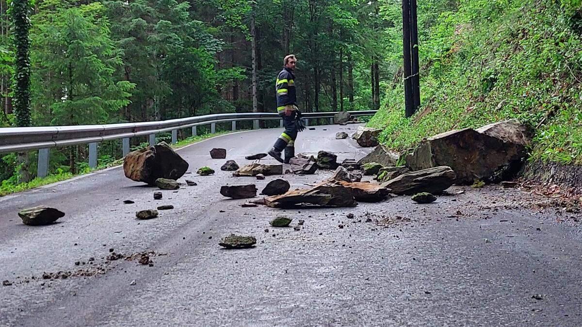 Die heftigen Regenschauer der vergangenen Tage sorgten auf der L427 unter der Festenburg für einen Felssturz.