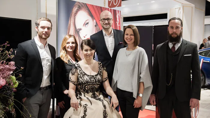Die Debütanten Lisa und Manuel mit Nina Fank (Make-Up-Artist Yves Saint Laurent), Bernd Pürcher (Organisator Opernredoute), Andrea Krobath (Kastner &amp; Öhler) und Alexander Prasser (Barbershop "Duke John´s").  