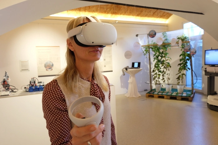 Eine VR (Virtual Reality)-Brille entführt die Besucherinnen und Besucher virtuell auf den Hauptplatz und führt Umweltdaten vor Augen.