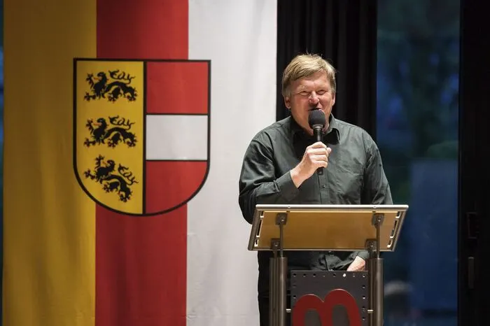 St. Georgens Stiftspfarrer Christian Stromberger moderierte und sorgte für lachende Zuhörer zwischen den Gesangseinlagen.