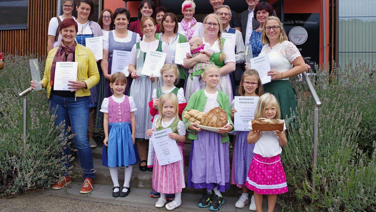 Die Preisträgerinnen und Preisträger mit Gratulanten und Nachwuchstalenten