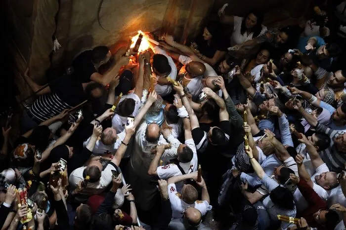Tausende Menschen drängten sich am Samstag in der Grabeskirche in Jerusalems Altstadt.