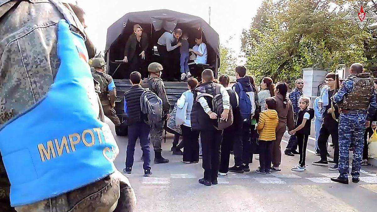 Russische Friedenstruppen bei der Evakuierung ethnischer Armenier aus Berg-Karabach