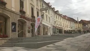 Ein Platz mit Steinpflasterung und Hausfassaden im Hintergrund