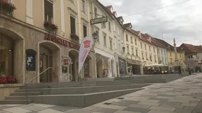 Ein Platz mit Steinpflasterung und Hausfassaden im Hintergrund