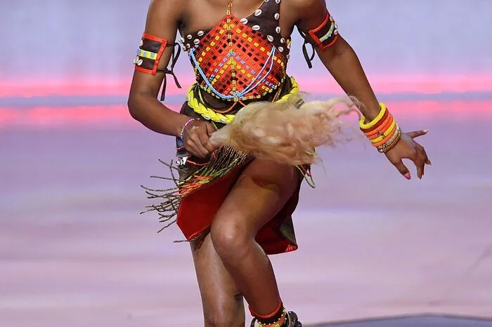Besonders schillernd waren heute diverse Tanzeinlagen, die die Kandidatinnen in mehr oder weniger landestypischen Outfits vorführten. Im Bild: Miss Kenia.