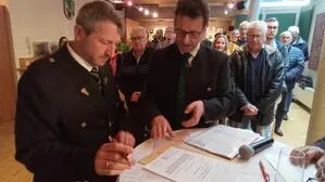 Johannes Rauter wurde von Peter Plöbst (rechts) angelobt