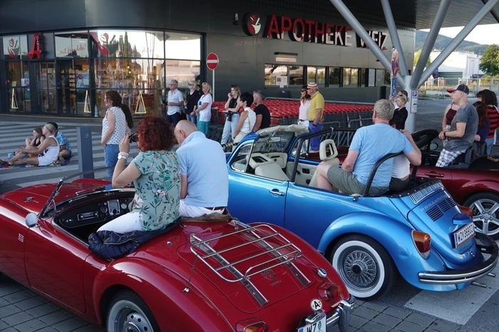 Ein farbenfrohes Bild boten die vielen Cabrios, Limousinen und Oldtimer auf dem Interspar-Parkplatz mit den vielen Fans, die auch von weiter her gekommen waren und die im und um das Auto herum die Musik genossen.