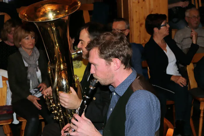 Unter der Regie des erfolgreichen Regisseur Felix Hafner aus Maria Lankowitz präsentierten sich die Darsteller Kathrin Kohlbacher, Markus Kohlbacher, Andreas Schmid, Klaus Schmidt-Puffing und Petra Vucsak in absoluter Bestform und beeindruckten mit schauspielerischen Können.