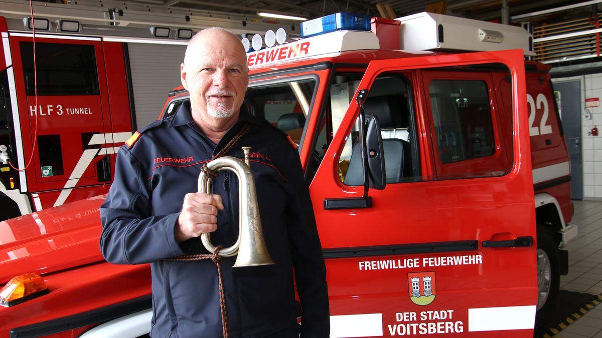 Klaus Gehr mit einem alten Signalhorn