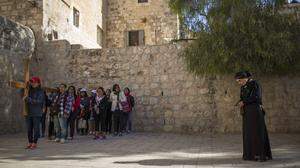 Stumm nimmt eine Jüdin in der Altstadt von Jerusalem Anteil an der Kreuzweg- Prozession einer Gruppe von Frauen