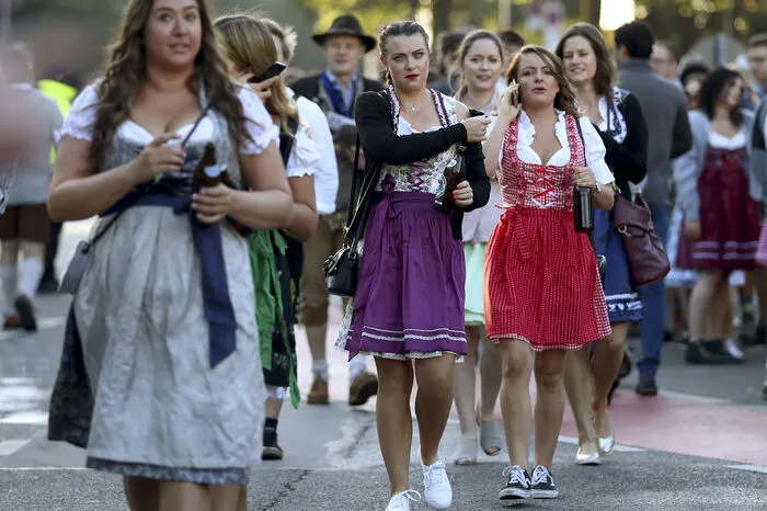 Viele Gäste, die meisten in Dirndl und Lederhose, hatten seit dem frühen Morgen auf den Einlass gewartet. Die Ersten kamen noch bei Dunkelheit, um ganz vorne dabei zu sein.