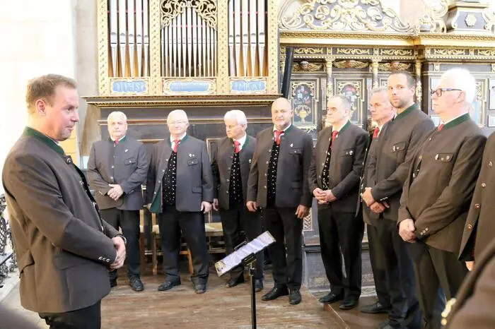  Nach der Heiligen Messe mit Stiftspfarrer Gerhard Christoph Kalidz (gesangliche Gestaltung: MGV Tiffen, Foto) wurde zur „Augustini-Liedertafel“ auf den Domplatz geladen, bei der acht Chöre Proben ihres musikalischen Könnens gaben